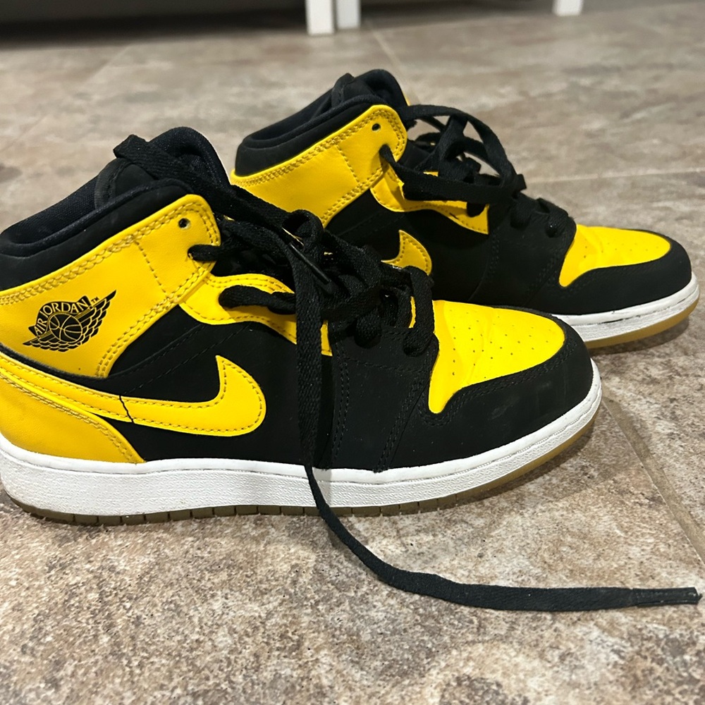 Boys White Jordan Retro 1 Sneakers